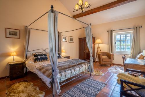a bedroom with a canopy bed in a room at Les Cazettes in Damiatte