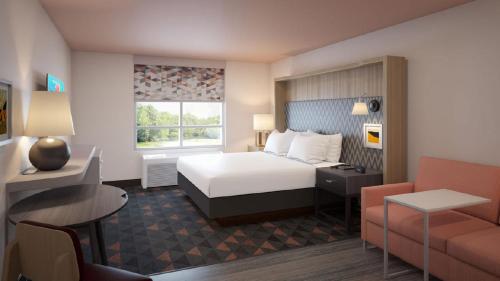 En eller flere senger på et rom på Holiday Inn Fredericksburg - Conference Center, an IHG Hotel