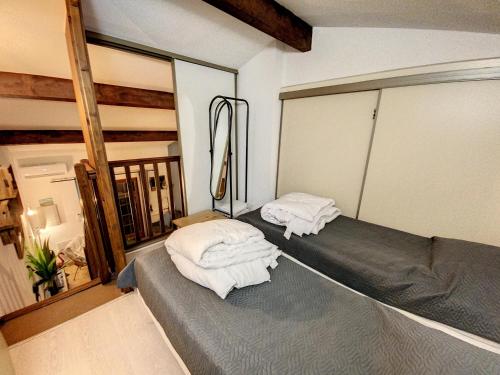 una camera con due letti con asciugamani di Superbe Duplex aux Saintes terrasse plein sud 3*** a Saintes-Maries-de-la-Mer