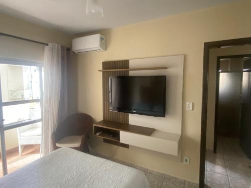 TV a/nebo společenská místnost v ubytování Apartamento Av. Brasil a 50m do mar