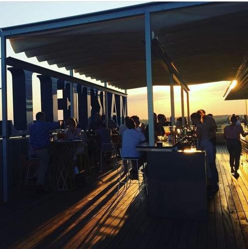 un groupe de personnes assises à des tables sur une terrasse dans l'établissement LE DOUILLET #Centre ville #100m des quais, à Cognac