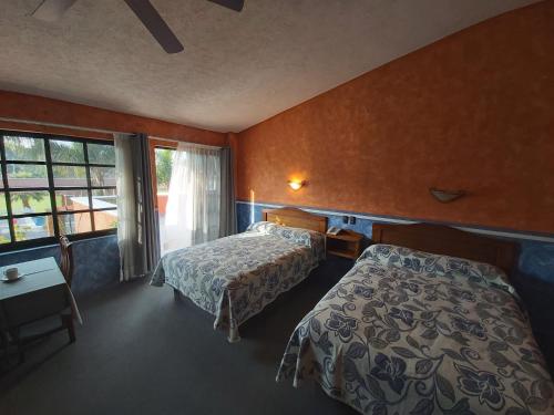 Un pat sau paturi într-o cameră la Hotel Meson del Puente