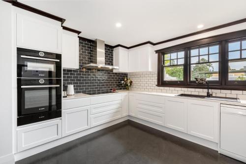 Una cocina o cocineta en Whiterocks Tanunda short walk to restaurants