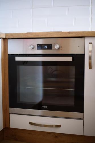 a microwave oven sitting in a kitchen at Apartman Jaman - Novi Pazar in Novi Pazar