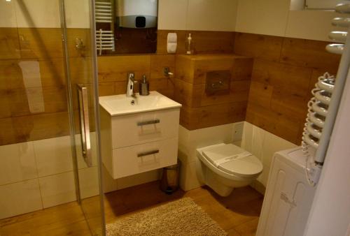 Koupelna v ubytování Piasek i Woda Drewniane Domki w Grzybowie