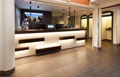 Televisyen dan/atau pusat hiburan di GHOTEL hotel & living Hannover
