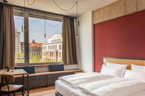 Кровать или кровати в номере Felix Suiten am Augustusplatz