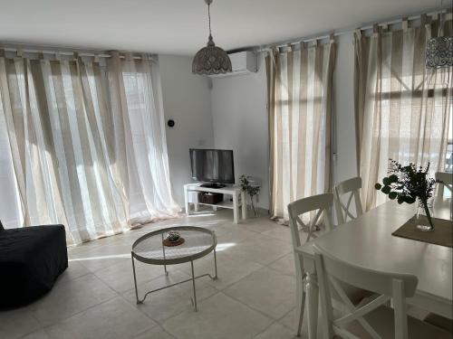Televízia a/alebo spoločenská miestnosť v ubytovaní Altea Lighthouse