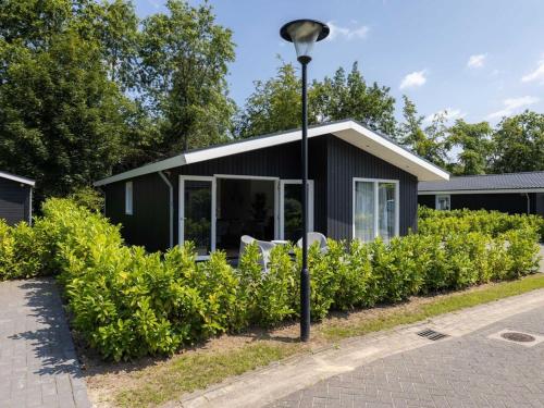 Nice chalet on the edge of the forest in a holiday park in the Brabant Kempen