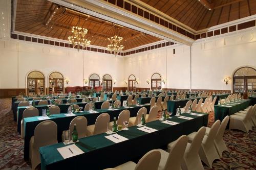 a large banquet hall with tables and chairs at Melia Purosani Yogyakarta in Yogyakarta