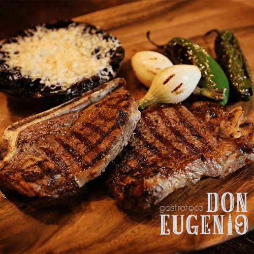 a plate of steak and vegetables on a cutting board at La Casa del General Hotel Boutique in Hidalgo del Parral
