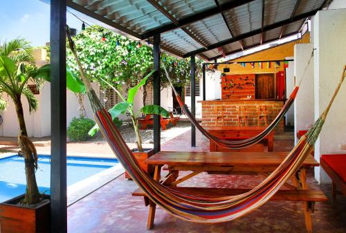 The swimming pool at or close to Cacao Hostel Santa Marta