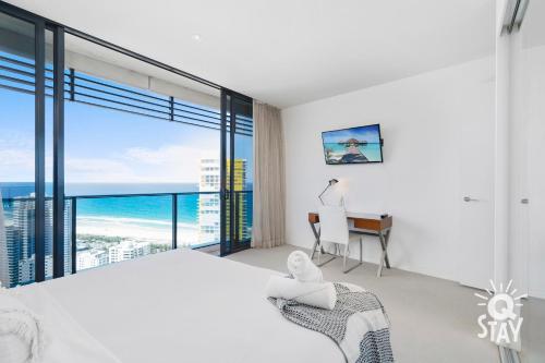 1 dormitorio con cama, escritorio y ventana en LIMITED 7 NIGHT DEAL 4 Bedroom Sub Penthouse Ocean Views at Oracle - KIDS STAY FREE!!!, en Gold Coast