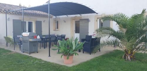 Αίθριο ή υπαίθριος χώρος στο Villa à charleval en campagne avec piscine 14 couchages