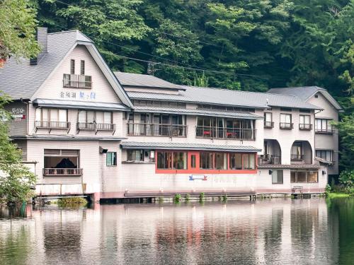 un edificio che si trova sopra un corpo d'acqua di Pension Kinrinko Toyonokuni a Yufu