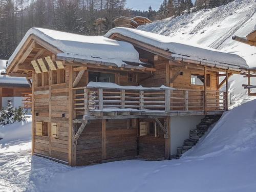 eine Blockhütte mit Schnee auf dem Dach in der Unterkunft Chalet Vieux Bisse in La Tzoumaz