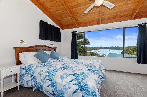 a bedroom with a bed and a large window at Brind Lodge - Russell Holiday Home in Russell