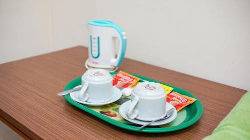 Příslušenství pro přípravu čaje a kávy v ubytování Horton Hotel Cirebon