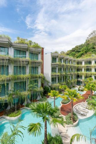 Bazén v ubytování Panwaburi Beachfront Resort - SHA Extra Plus nebo v jeho okolí
