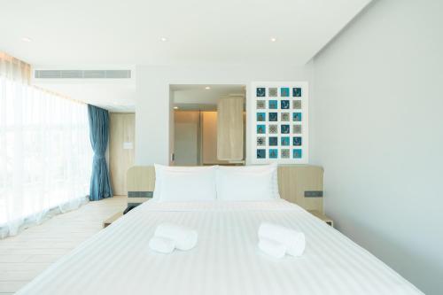 Postel nebo postele na pokoji v ubytování Panwaburi Beachfront Resort - SHA Extra Plus