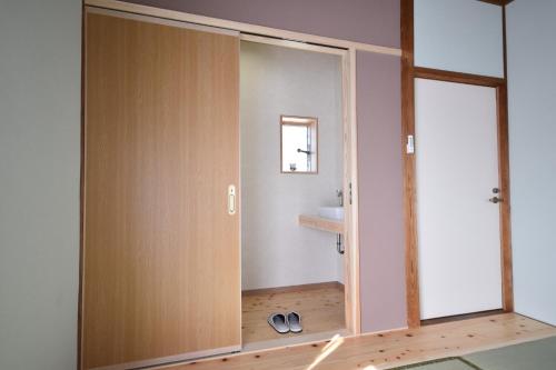 ein Bad mit einer Schiebetür in einem Zimmer in der Unterkunft Guest House Fukuchan - Vacation STAY 34483v in Kaiyo