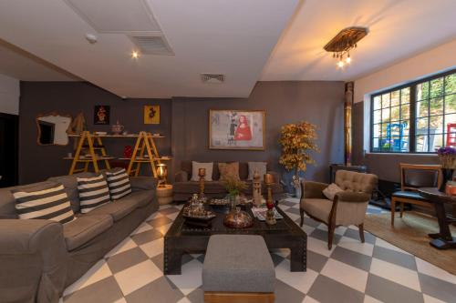 un soggiorno con divano e tavolo di Rumours Inn a Istanbul