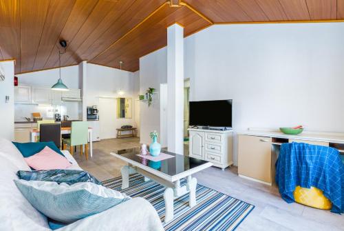 uma sala de estar com um sofá e uma mesa em LARA deluxe SUPERIOR 5 star apartment, your piece of heaven by the sea & park em Novigrad Istria