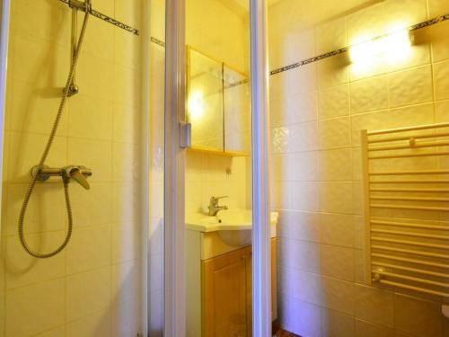 a bathroom with a shower and a sink at Studio Bellentre, 1 pièce, 4 personnes - FR-1-329-5 in Bellentre