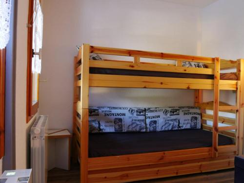 ベラントルにあるAppartement Bellentre, 2 pièces, 5 personnes - FR-1-329-39の二段ベッド2組が備わる客室です。