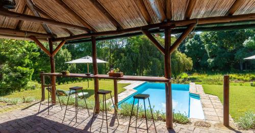Bazén v ubytování Pumula Lodge 4 Star Guesthouse Knysna nebo v jeho okolí