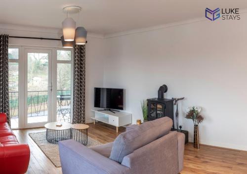 Spacious 2 Bedroom Apt With Balcony, Fast WiFi