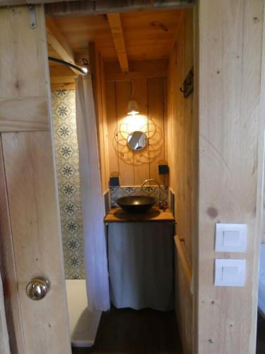 - une salle de bains avec lavabo dans une petite chambre dans l'établissement Le chalet de la Ferme Feugère, à Barbeville