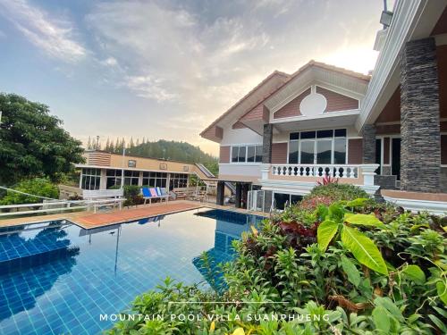 Bazén v ubytování Mountain Pool Villa Suan Pheung nebo v jeho okolí