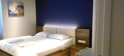 Una cama o camas en una habitación de Genesis Bakuriani