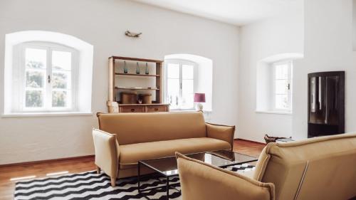 sala de estar con sofá y mesa en WINEHOUSE Living, en Leutschach