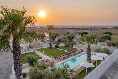 vista sulla piscina al resort al tramonto di Masseria dei Monaci a Otranto
