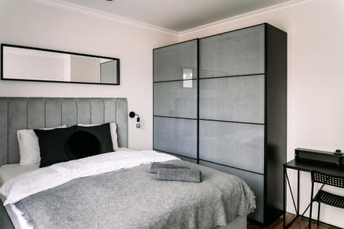 1 dormitorio con cama, espejo y piano en B15-Blue Lagoon en Győr