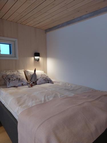 Postel nebo postele na pokoji v ubytování Arctic River Chalet