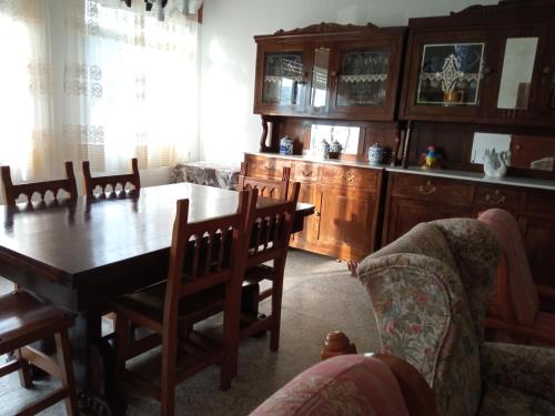 Vacaciones en A Costa da Morte في Buño: غرفة طعام مع طاولة وكراسي خشبية