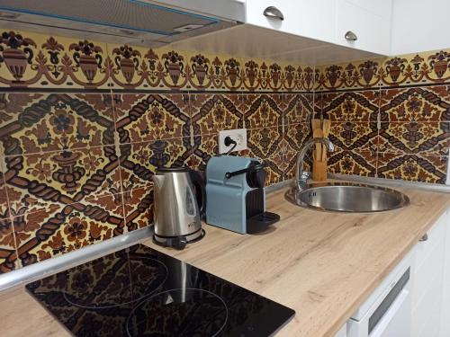 un bancone della cucina con lavandino e macchinetta del caffè di Malasaña 51, new, center, quite, parking on request a Málaga