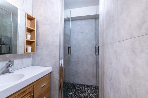 a bathroom with a shower and a sink at Village Club La Lauza - Neaclub in Valmeinier