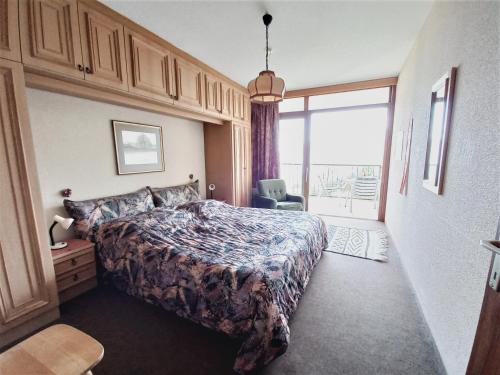 A bed or beds in a room at LB4 Seeblick Appartement Haus Landskron mit direktem Seezugang am Ossiachersee