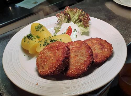 ホテルの敷地内または近くでの食事または食べ物