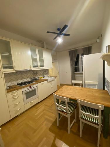 Virtuvė arba virtuvėlė apgyvendinimo įstaigoje Guest House Nokturno