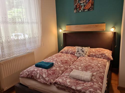 Ένα ή περισσότερα κρεβάτια σε δωμάτιο στο Fertődi Kúria Vendégház