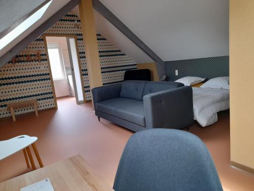 ein Wohnzimmer mit einem Bett, einem Sofa und einem Bett in der Unterkunft CH MALAVETULA in Chastel-Nouvel