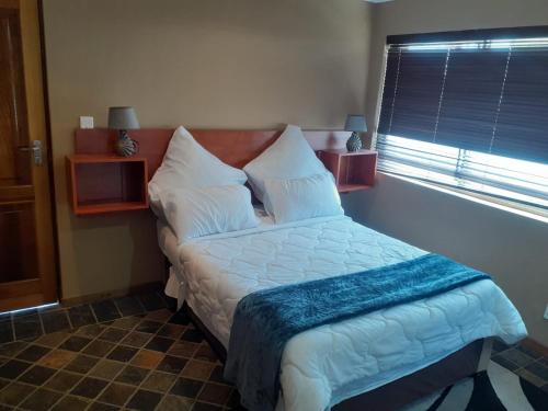 Ένα ή περισσότερα κρεβάτια σε δωμάτιο στο Sasha guest house