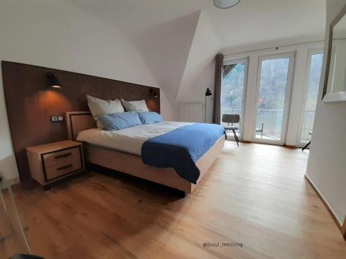 - une chambre avec un grand lit et une grande fenêtre dans l'établissement App 4 Pers 2 Schlafzimmer mit eigenen Badezimmer 2 Balkonen alle mit Moselblick, à Ediger-Eller