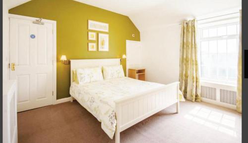 Un pat sau paturi într-o cameră la Whittonlodge sleeps26