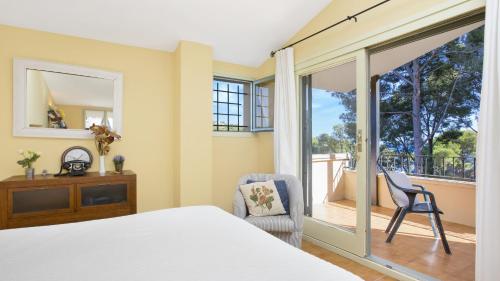una camera da letto con un letto e un balcone di 1 Rond - Llafranc a Santa Margarita